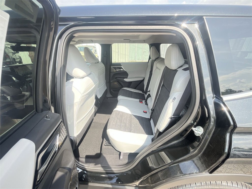 New 2025 Mitsubishi Outlander SE image 23