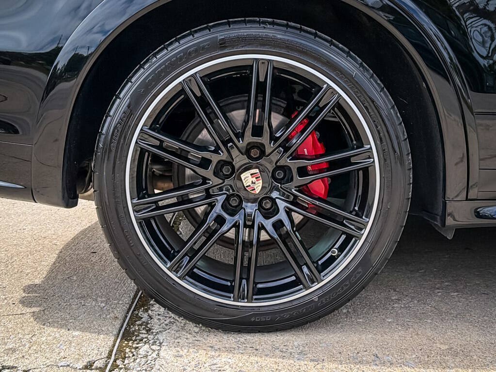 Used 2013 Porsche Cayenne GTS w/ Carbon Fibre Interior Pkg AWD/4WD image 14