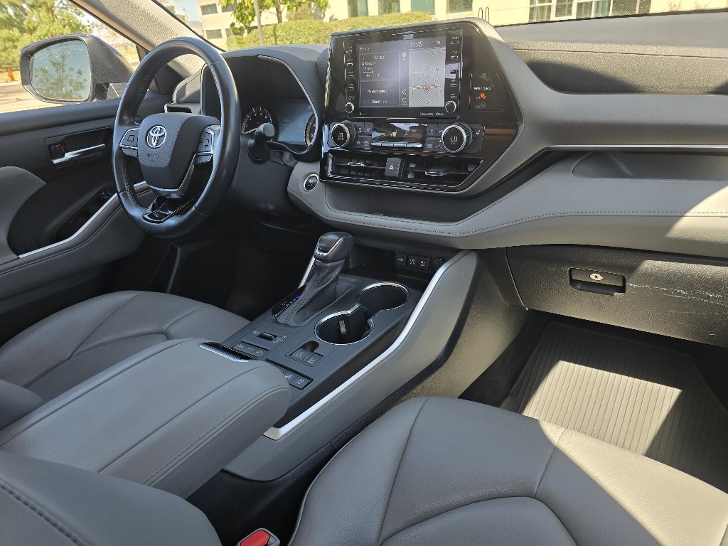 Used 2021 Toyota Highlander XLE AWD/4WD image 28