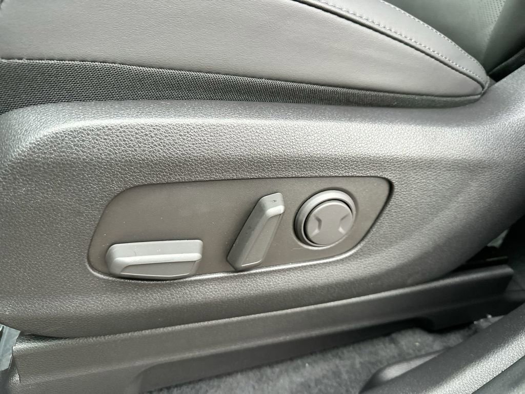 Used 2024 Kia Carnival EX FWD image 30