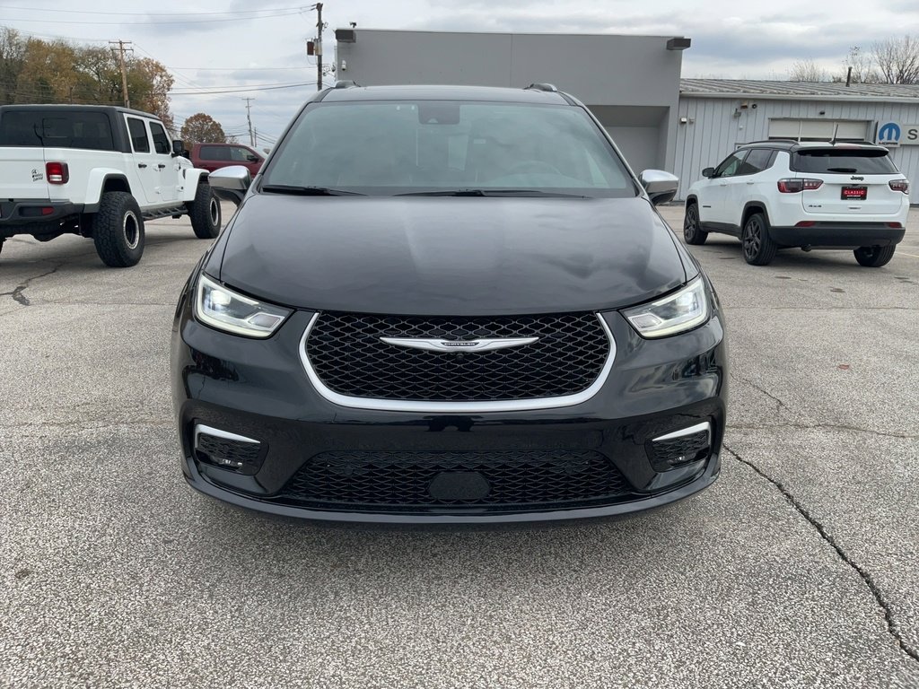 Used 2026 Chrysler Pacifica Pinnacle image 2