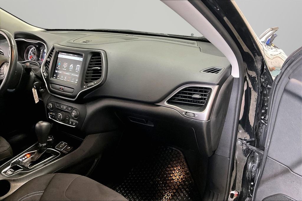 Used 2020 Jeep Cherokee Latitude w/ Cold Weather Group AWD/4WD image 26