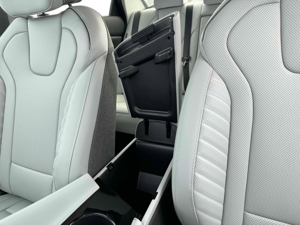 New 2025 Hyundai Elantra Limited FWD image 18