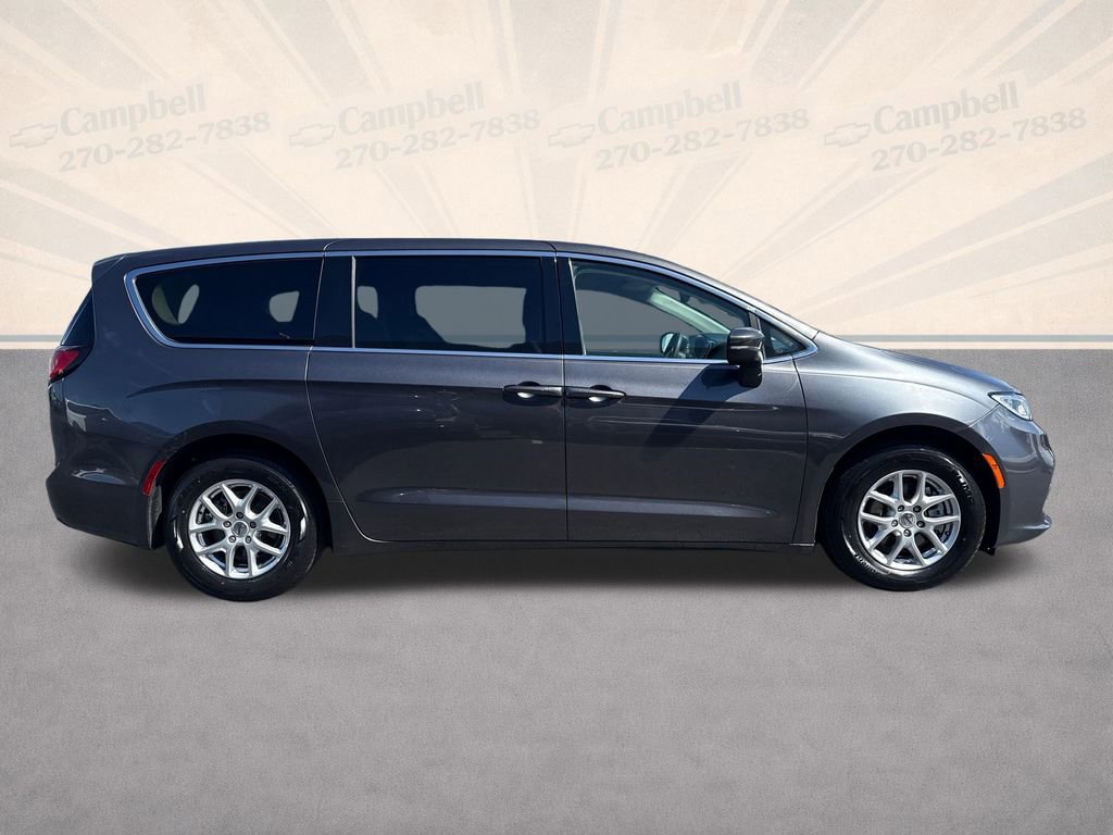 Used 2023 Chrysler Pacifica Touring-L image 7