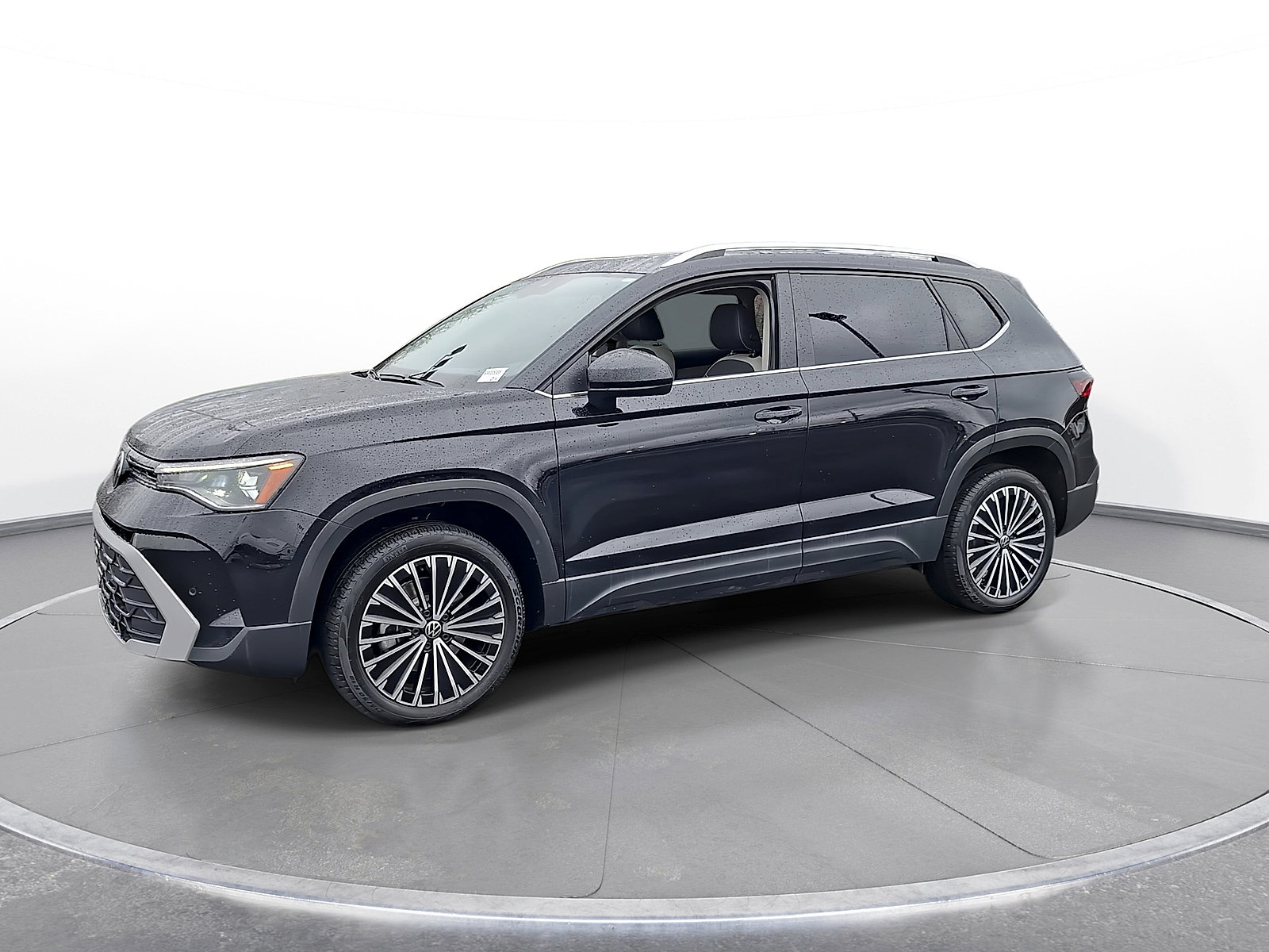 Used 2025 Volkswagen Taos SE FWD image 4