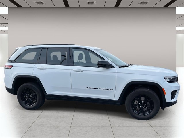 Used 2024 Jeep Grand Cherokee Altitude image 2