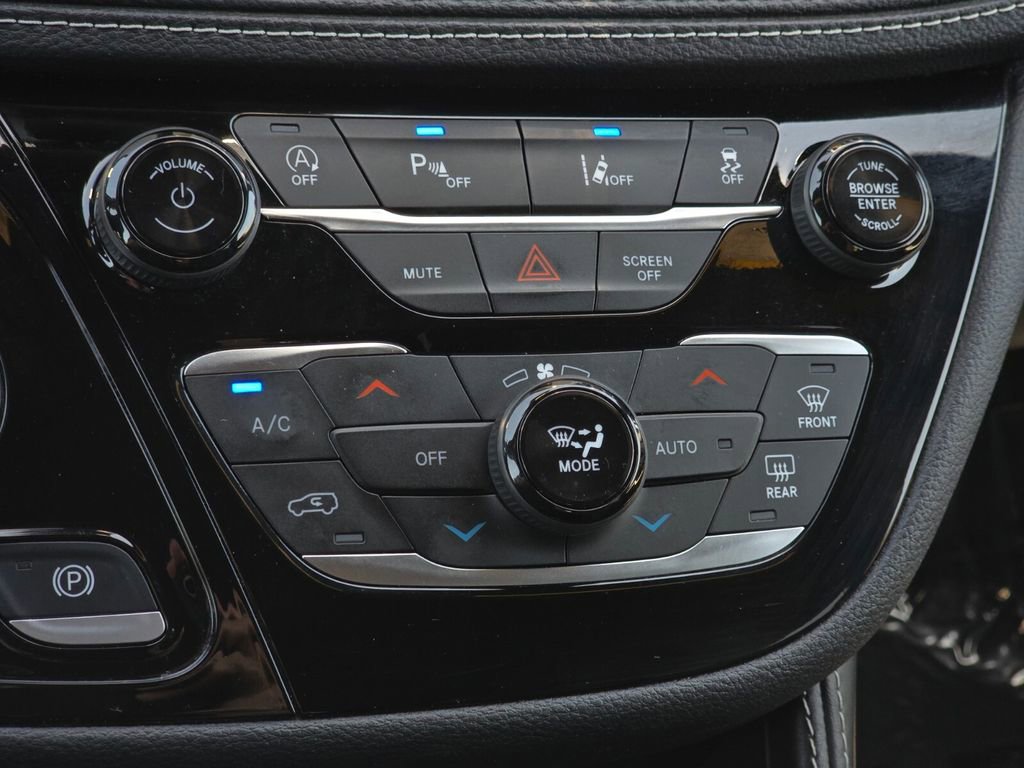 Used 2025 Chrysler Pacifica Limited FWD image 26