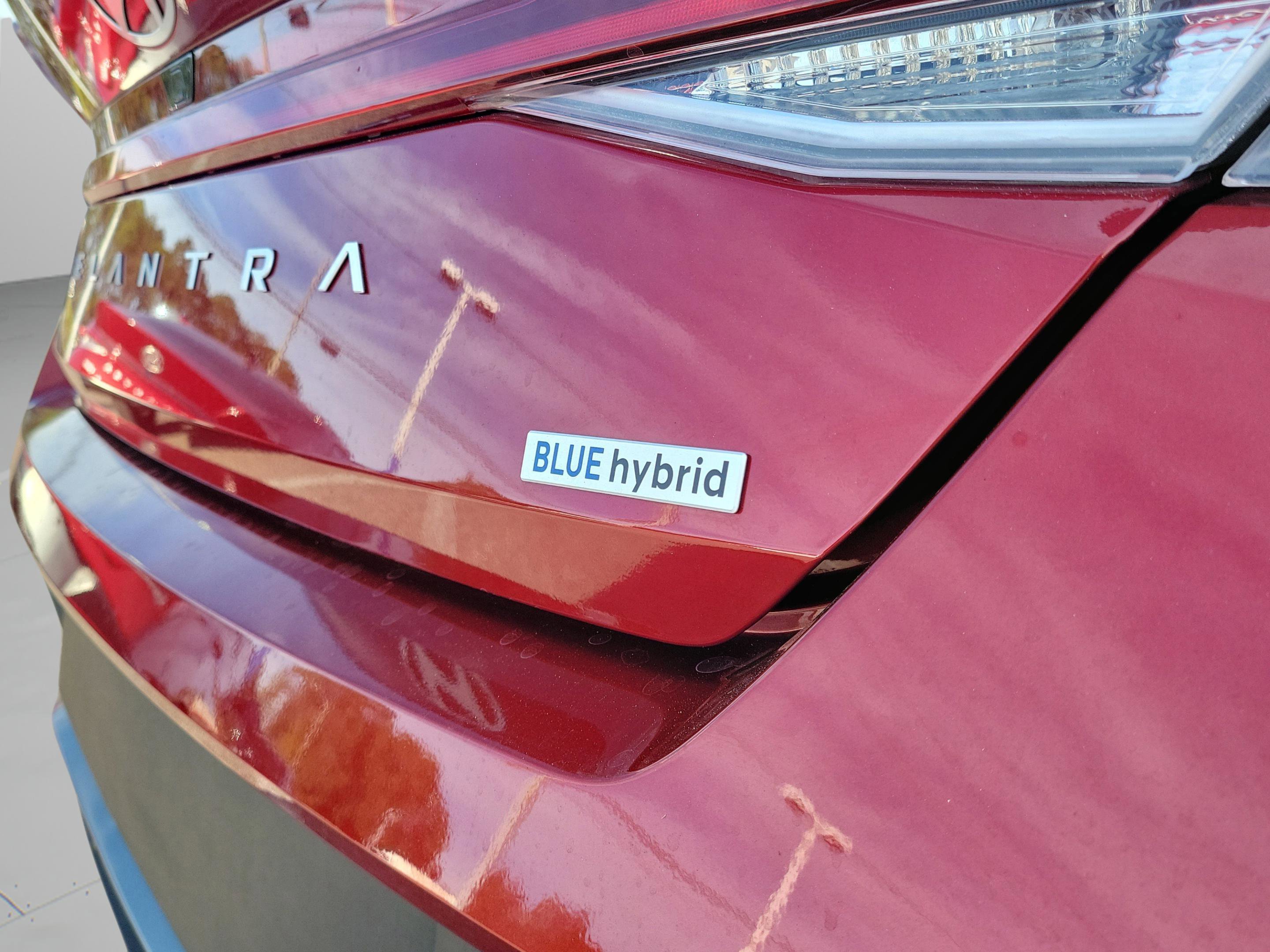 Used 2025 Hyundai Elantra Blue image 31