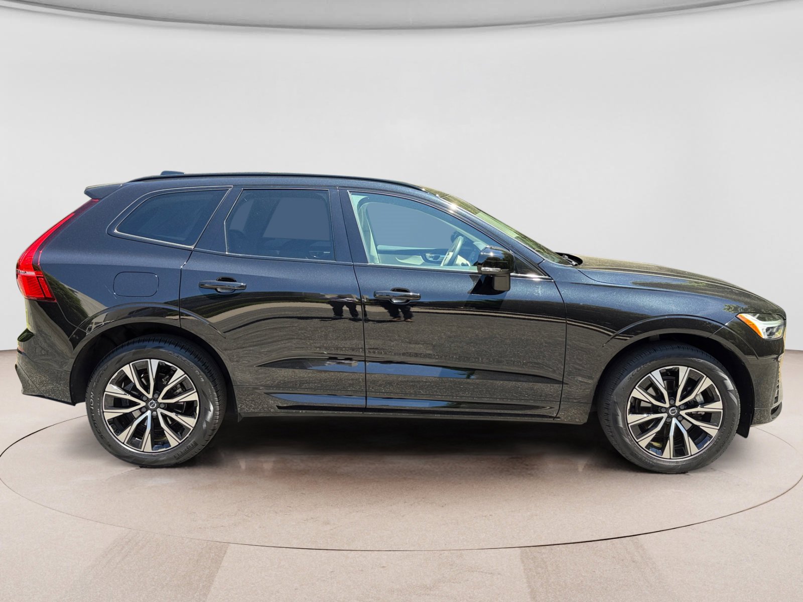 Used 2024 Volvo XC60 B5 Core AWD/4WD image 6