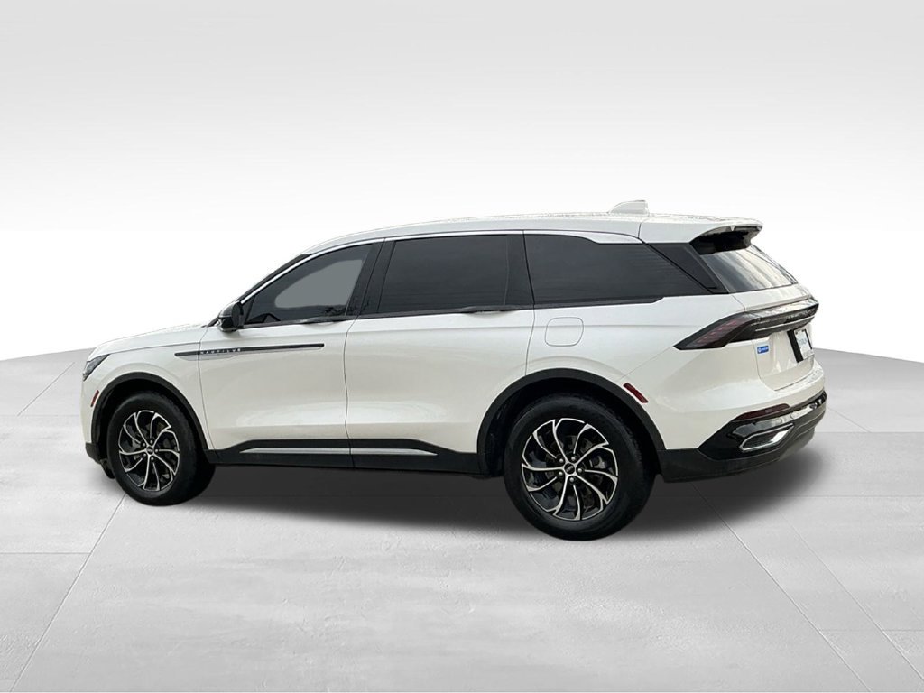 Used 2026 Lincoln Nautilus Premier AWD/4WD image 4
