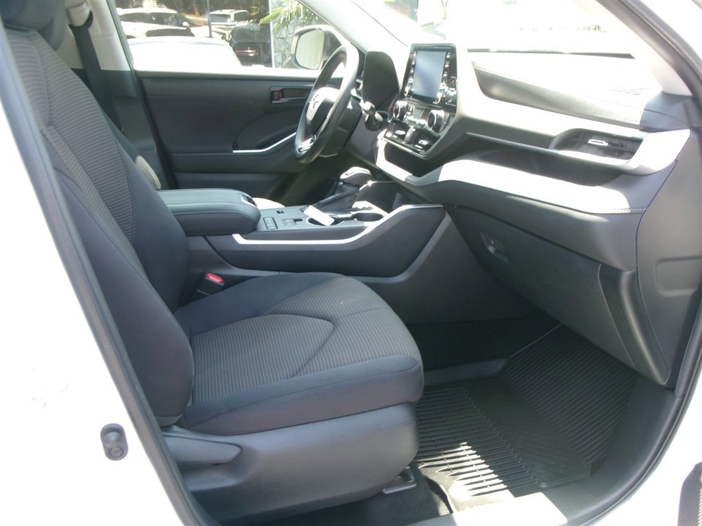 Used 2020 Toyota Highlander L image 12