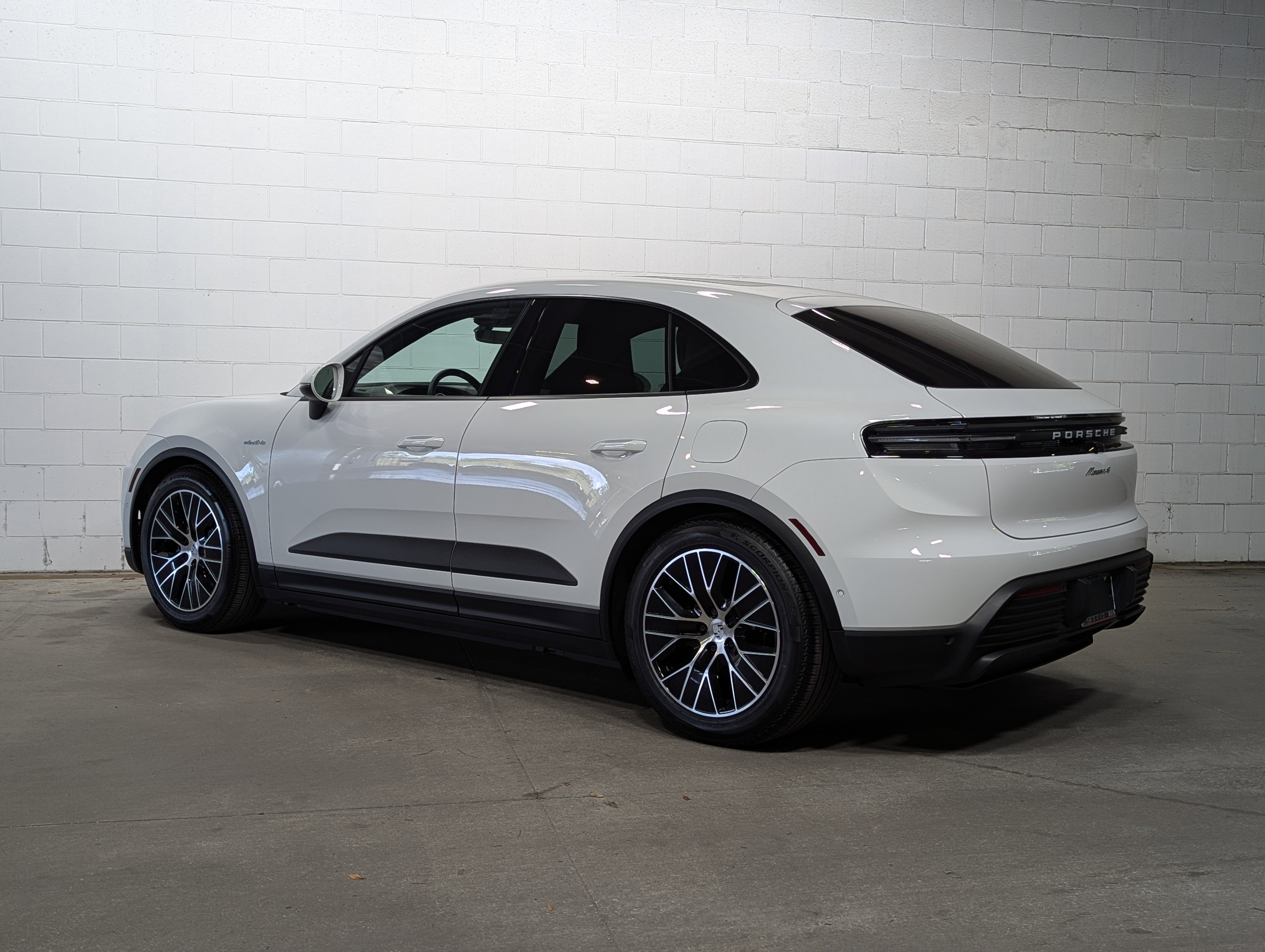 Certified 2025 Porsche Macan 4 Electric image 3