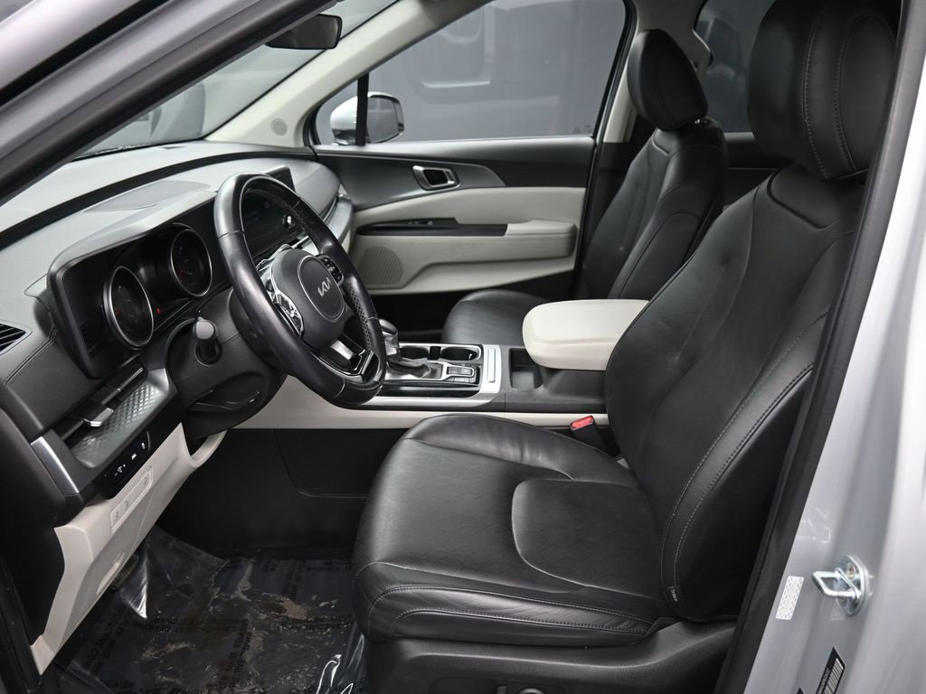 Certified 2023 Kia Carnival LX image 18
