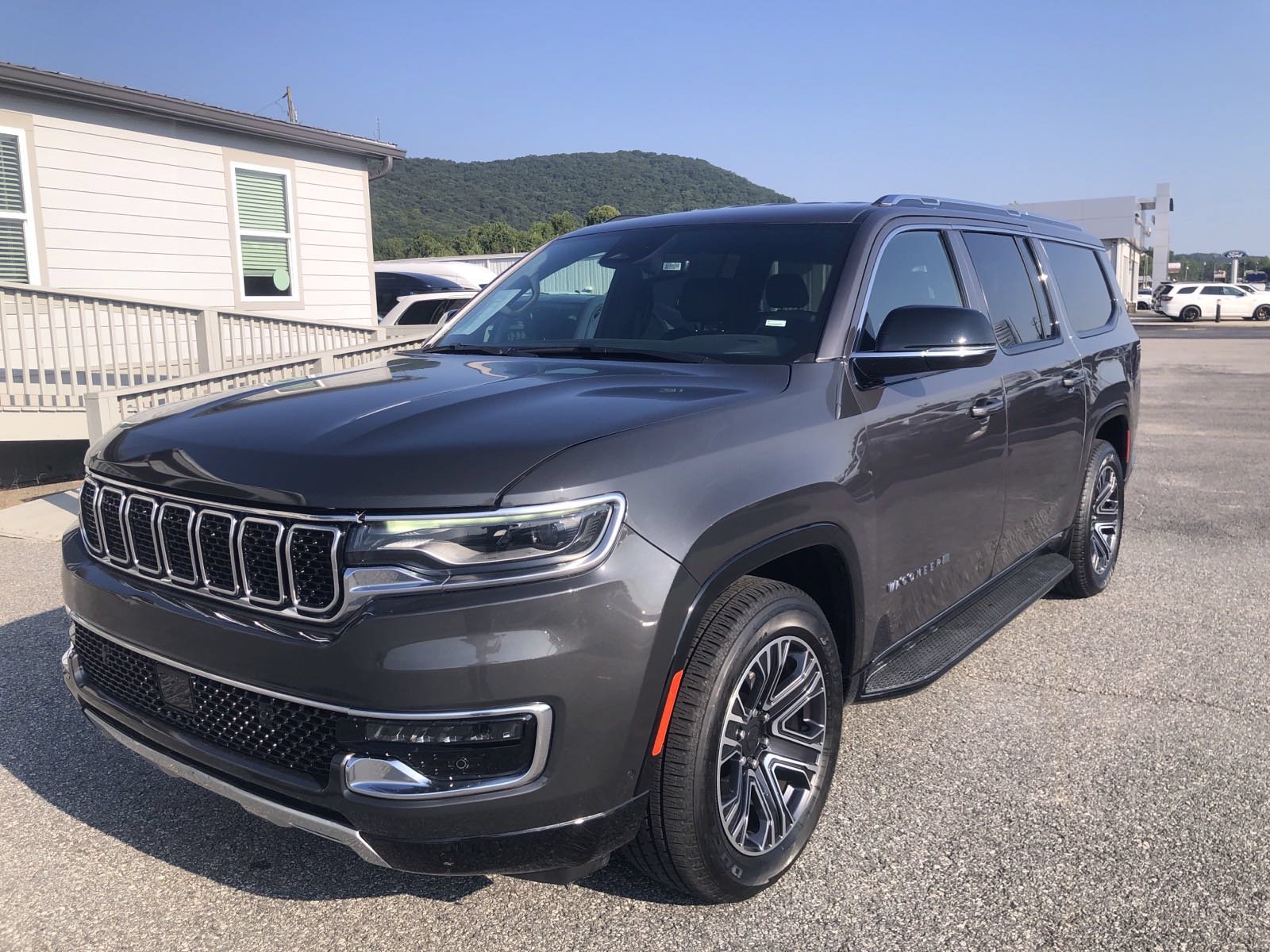 Used 2024 Jeep Wagoneer L Series II w/ Flexible Seating Group AWD/4WD image 3