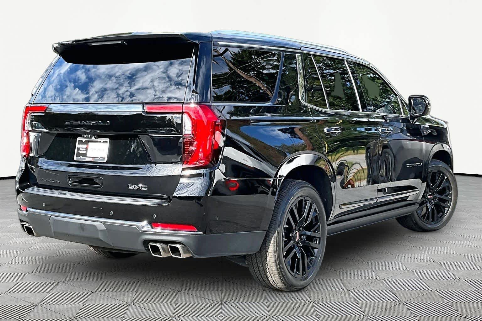Used 2025 GMC Yukon Denali Ultimate AWD/4WD image 12