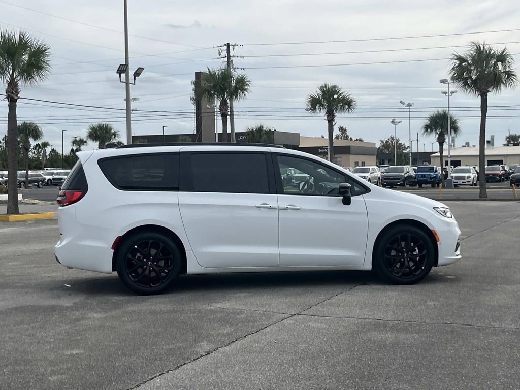 New 2026 Chrysler Pacifica Limited w/ S Appearance Package FWD image 6