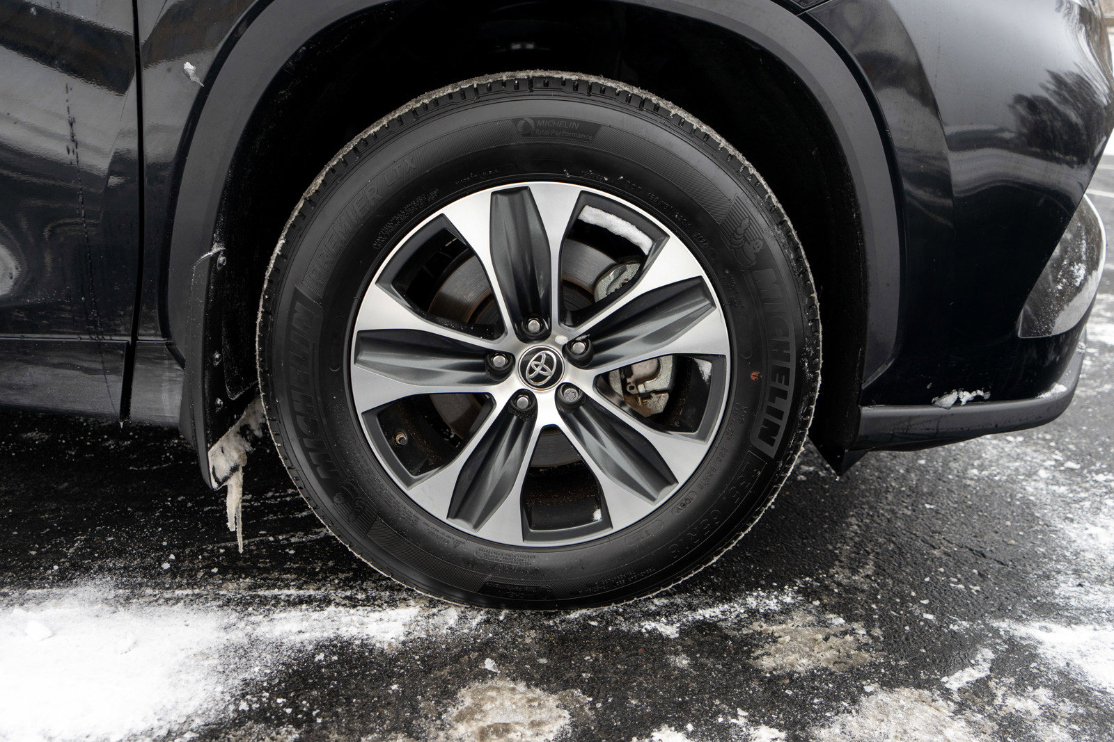 Used 2025 Toyota Highlander XLE image 11