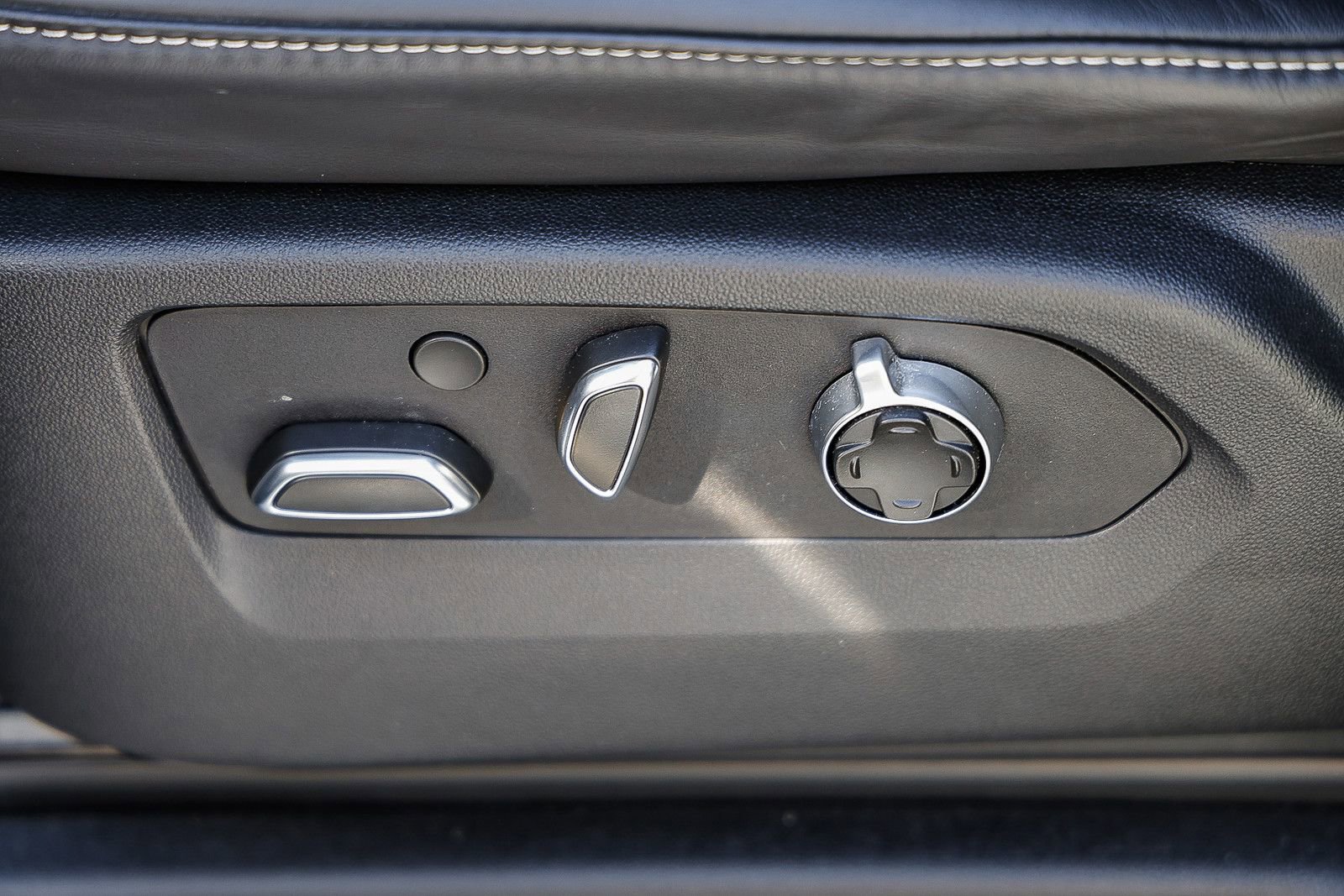 Used 2025 Cadillac Escalade ESV Sport Platinum w/ LPO, Floor Liner Package AWD/4WD image 22