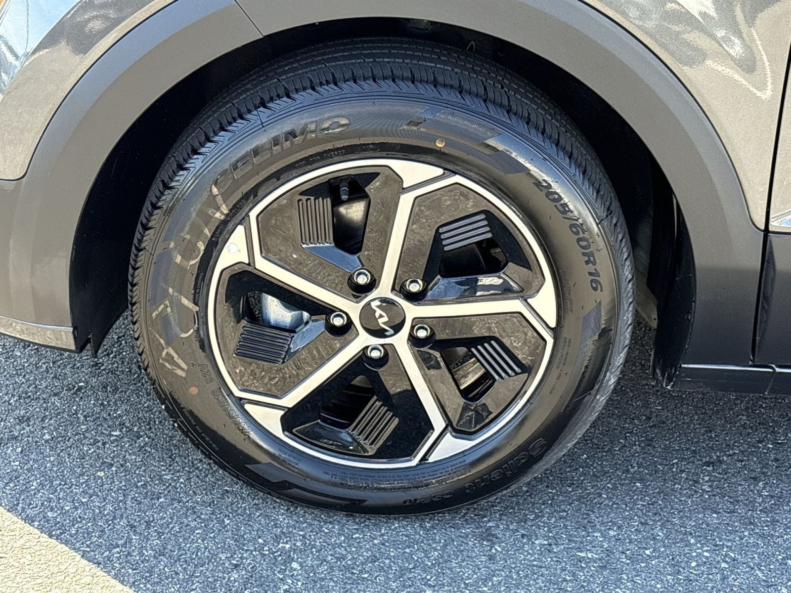 Used 2025 Kia Niro LX FWD image 12