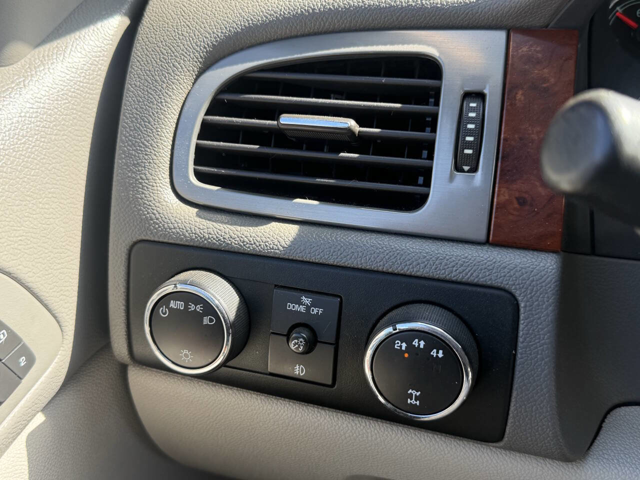 Used 2009 GMC Sierra 3500 SLT w/ SLT Convenience Package image 19