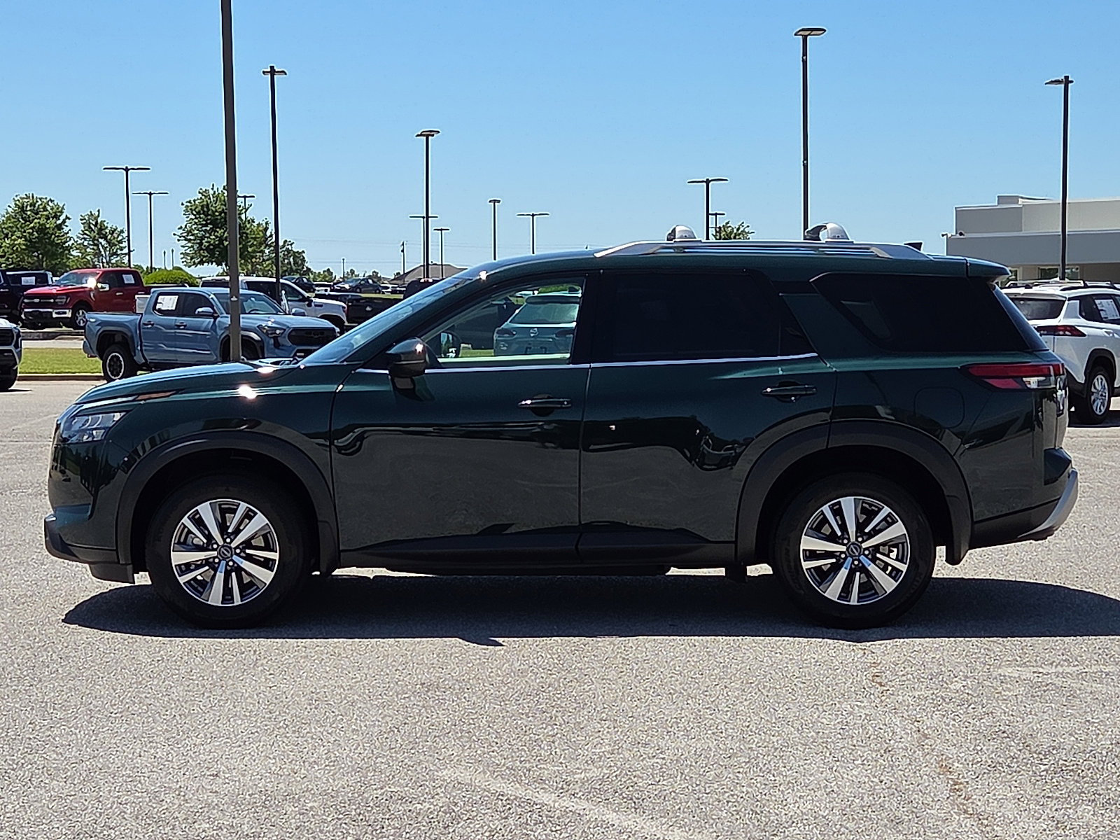 Used 2025 Nissan Pathfinder SL FWD image 3