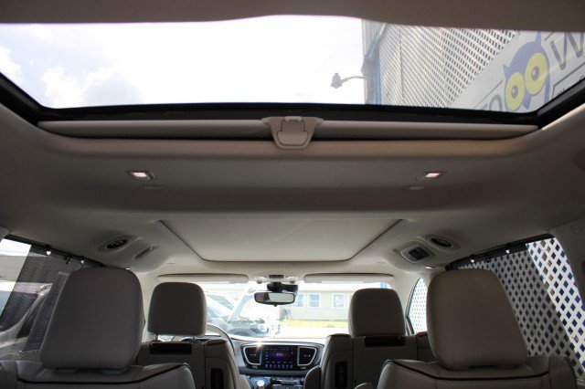 Used 2017 Chrysler Pacifica Platinum FWD image 26