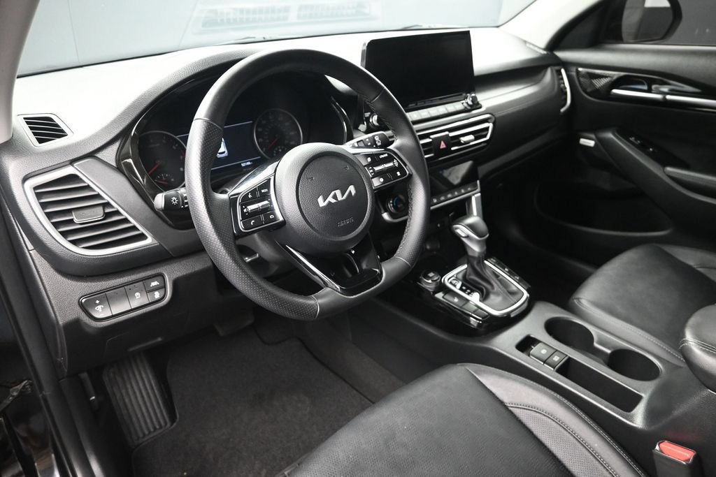 Certified 2022 Kia Seltos SX w/ Sunroof Package AWD/4WD image 14