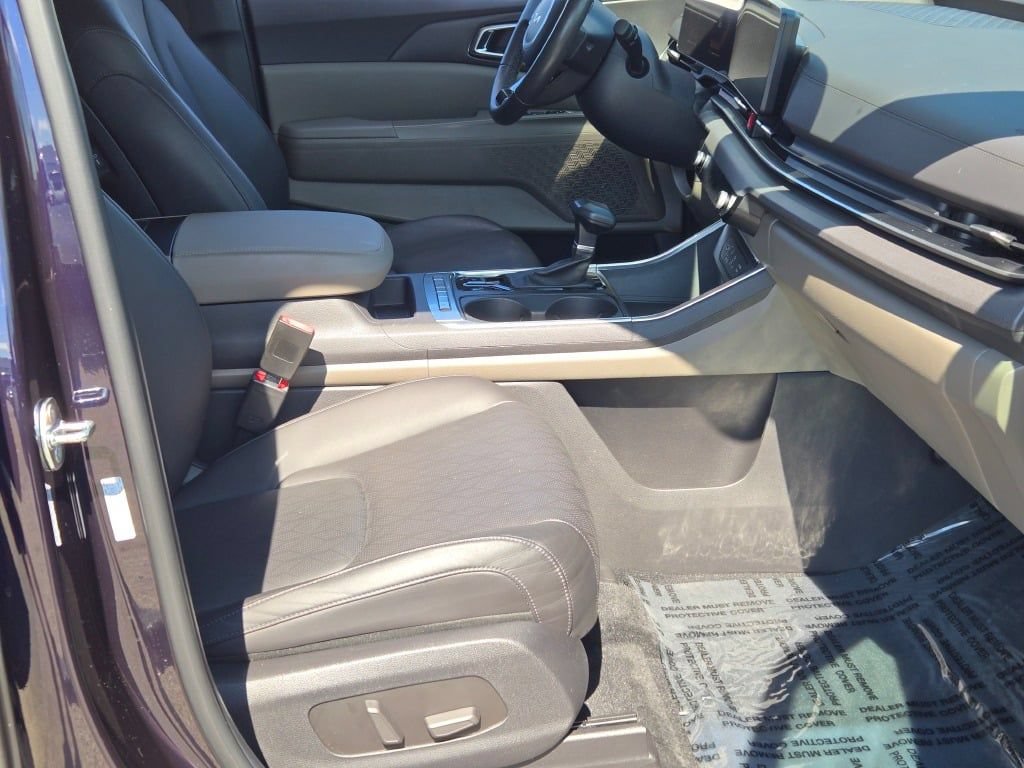 Used 2025 Kia Carnival EX FWD image 5