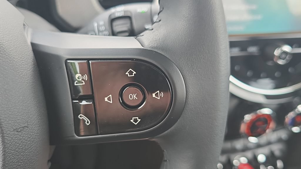 Used 2024 MINI Cooper 2-Door Hardtop FWD image 27