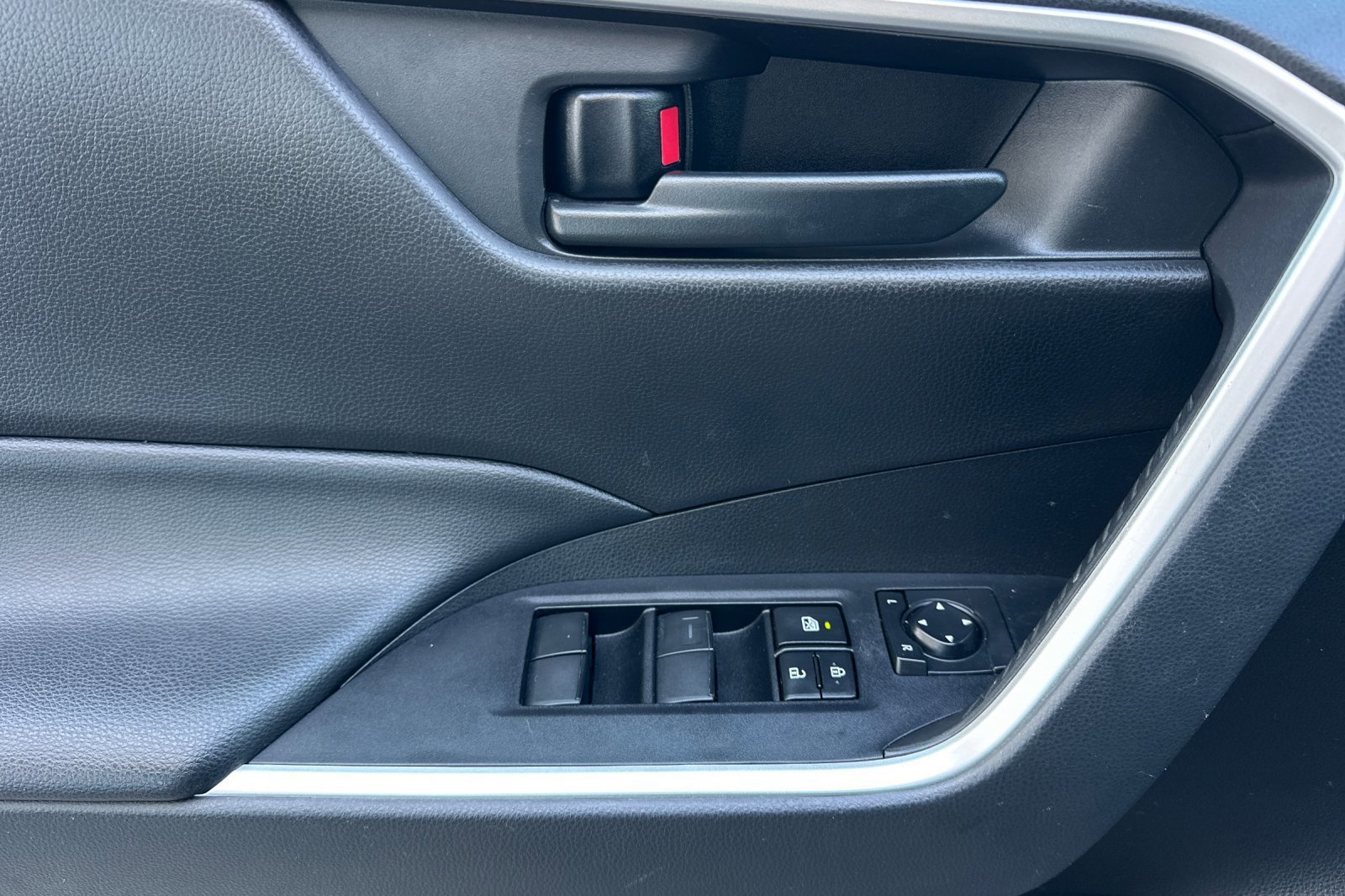 Used 2022 Toyota RAV4 LE image 11