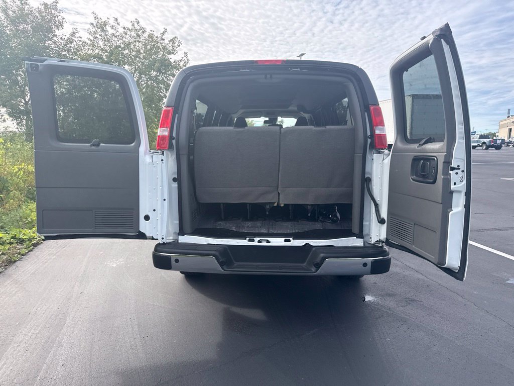 Used 2025 Chevrolet Express 3500 LT w/ LT Preferred Equipment Group RWD image 9