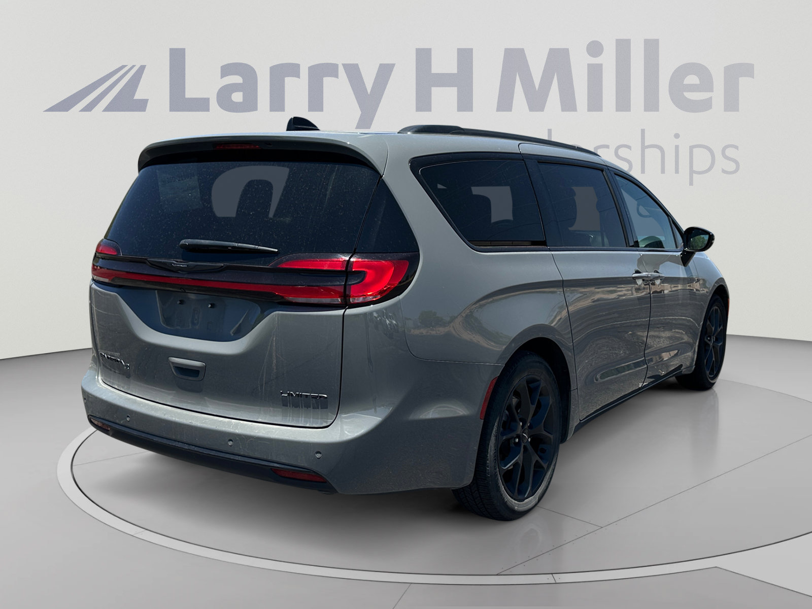 Used 2025 Chrysler Pacifica Limited FWD image 5