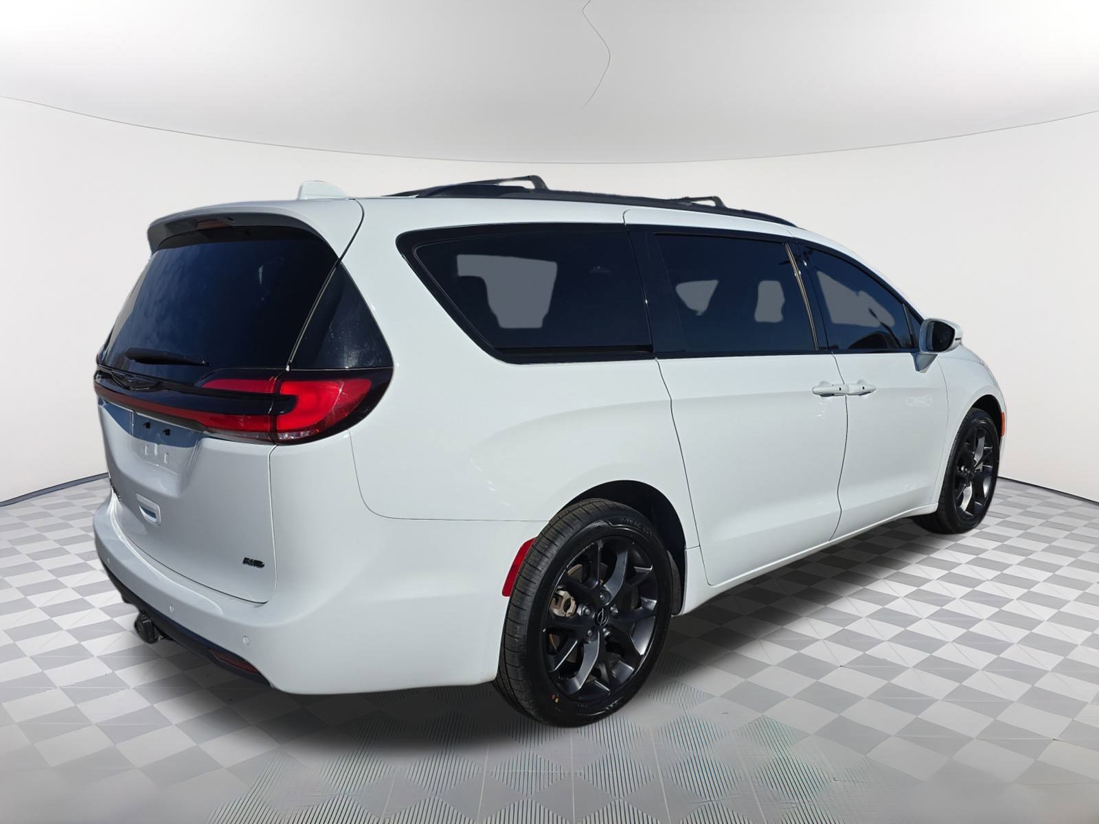 Used 2022 Chrysler Pacifica Touring-L w/ S Appearance Package image 3