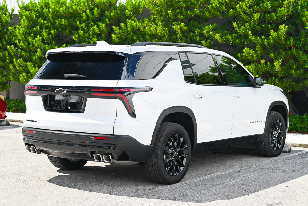 Used 2026 Chevrolet Traverse LT w/ Midnight/Sport Edition FWD image 4