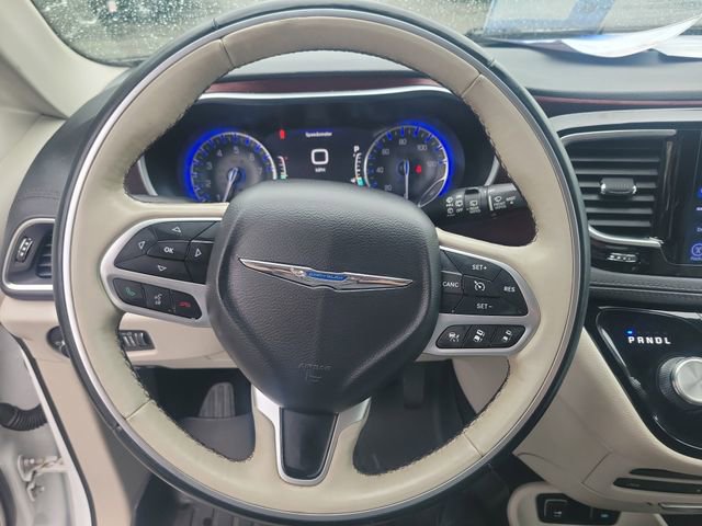 Used 2017 Chrysler Pacifica Limited w/ UConnect Theater Package FWD image 12
