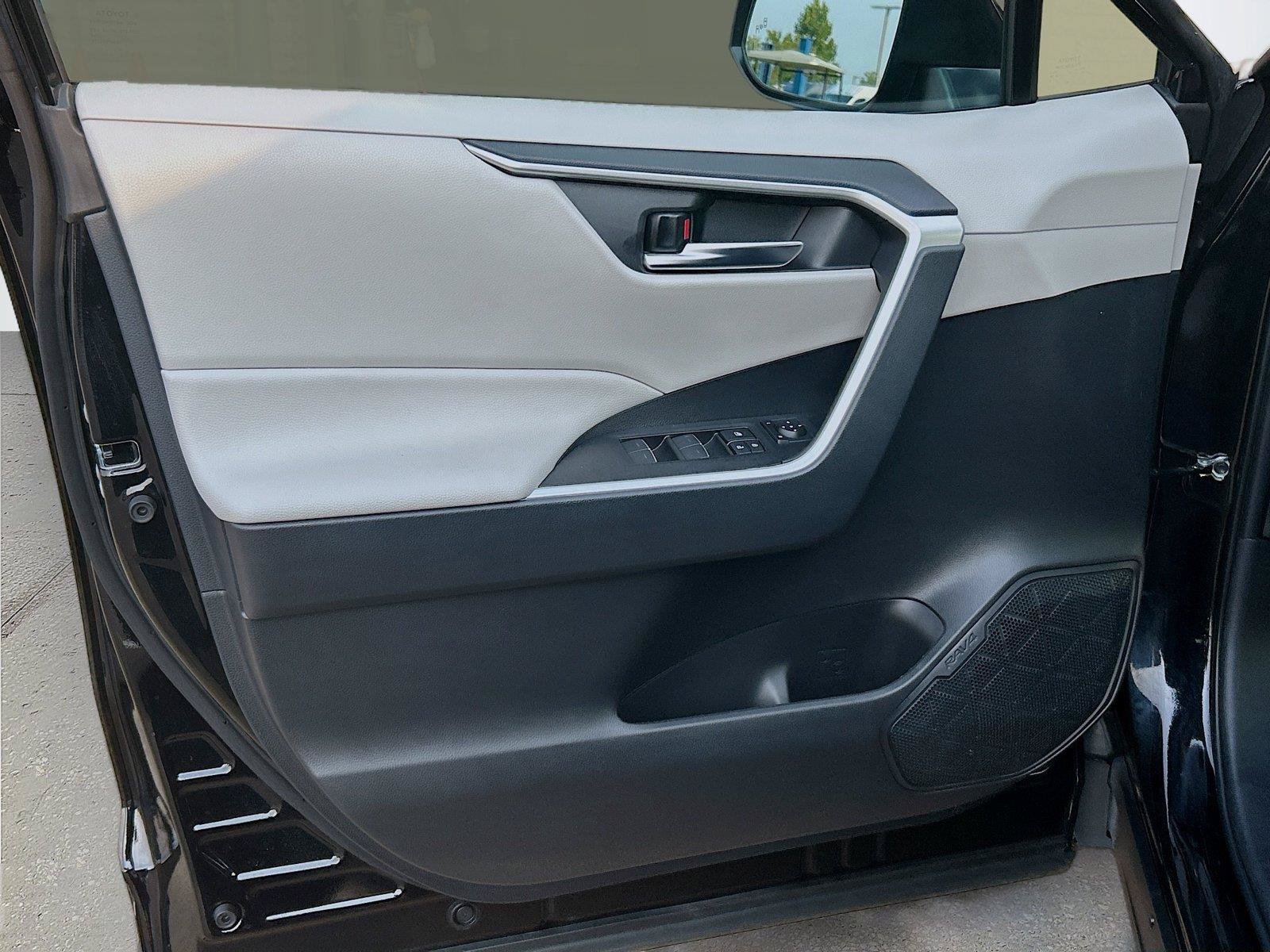 Used 2025 Toyota RAV4 XLE FWD image 21