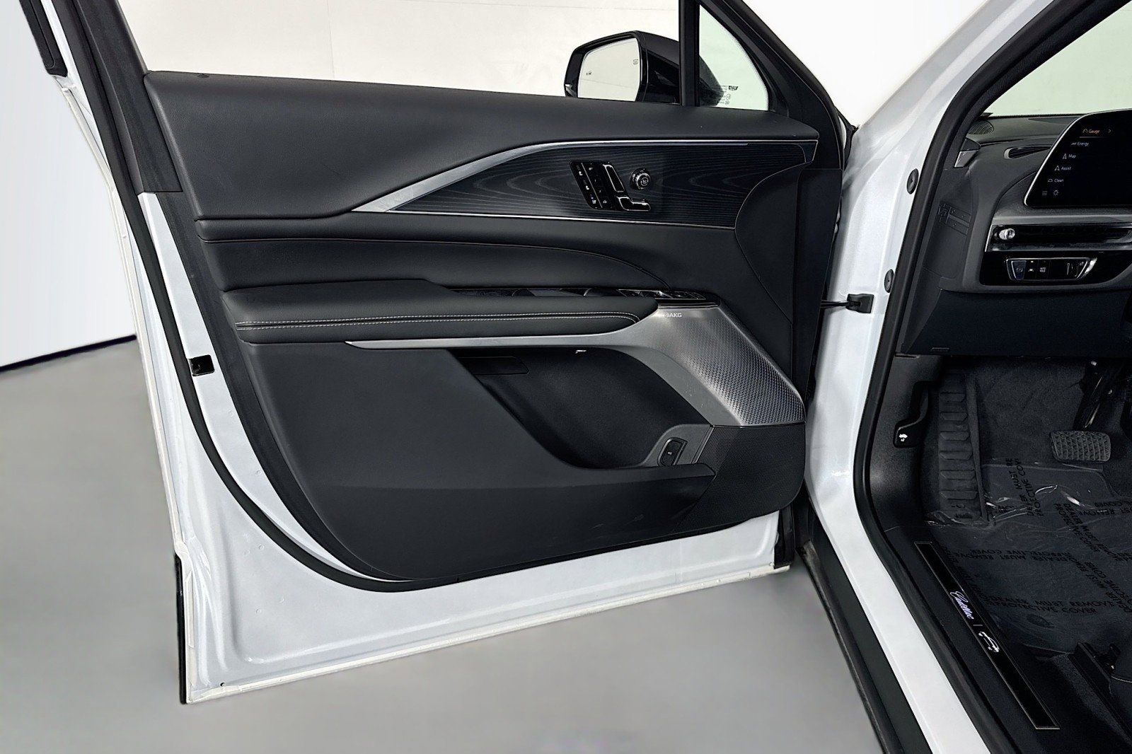 Used 2025 Cadillac Lyriq Luxury w/ LPO, Floor Liner Package AWD/4WD image 21