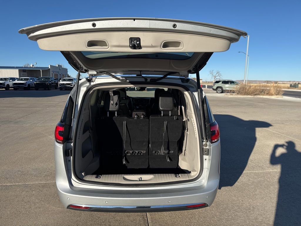 Used 2024 Chrysler Pacifica Touring-L image 5