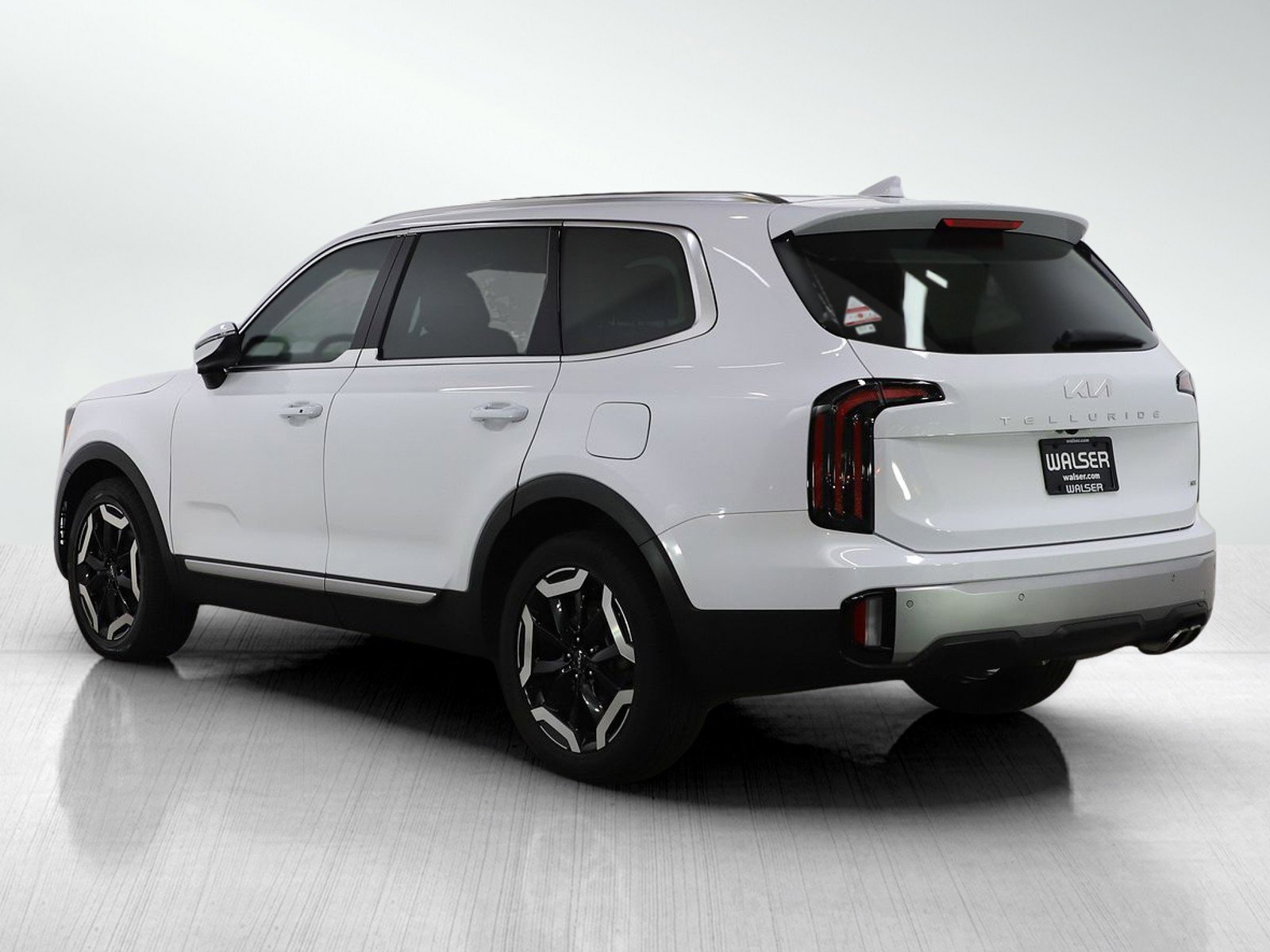 Used 2023 Kia Telluride EX w/ EX Captain's Chair Package image 4