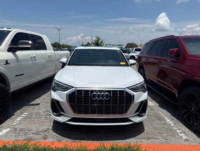 Used 2020 Audi Q3 2.0T Premium Plus w/ Premium Plus Package AWD/4WD image 2