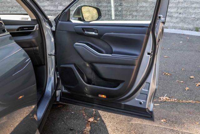 Used 2022 Toyota Highlander XLE AWD/4WD image 16