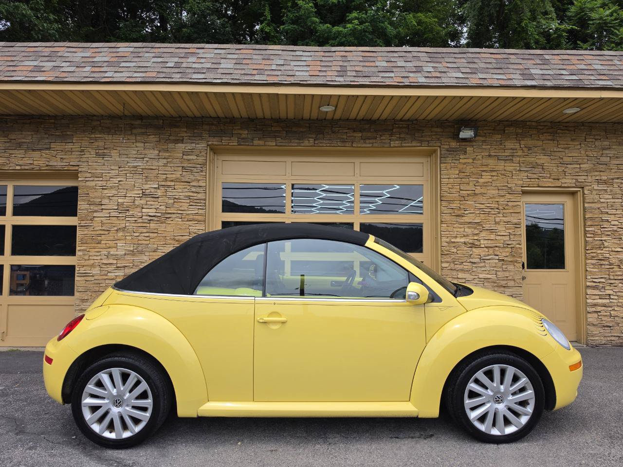 Used 2008 Volkswagen Beetle SE FWD image 17