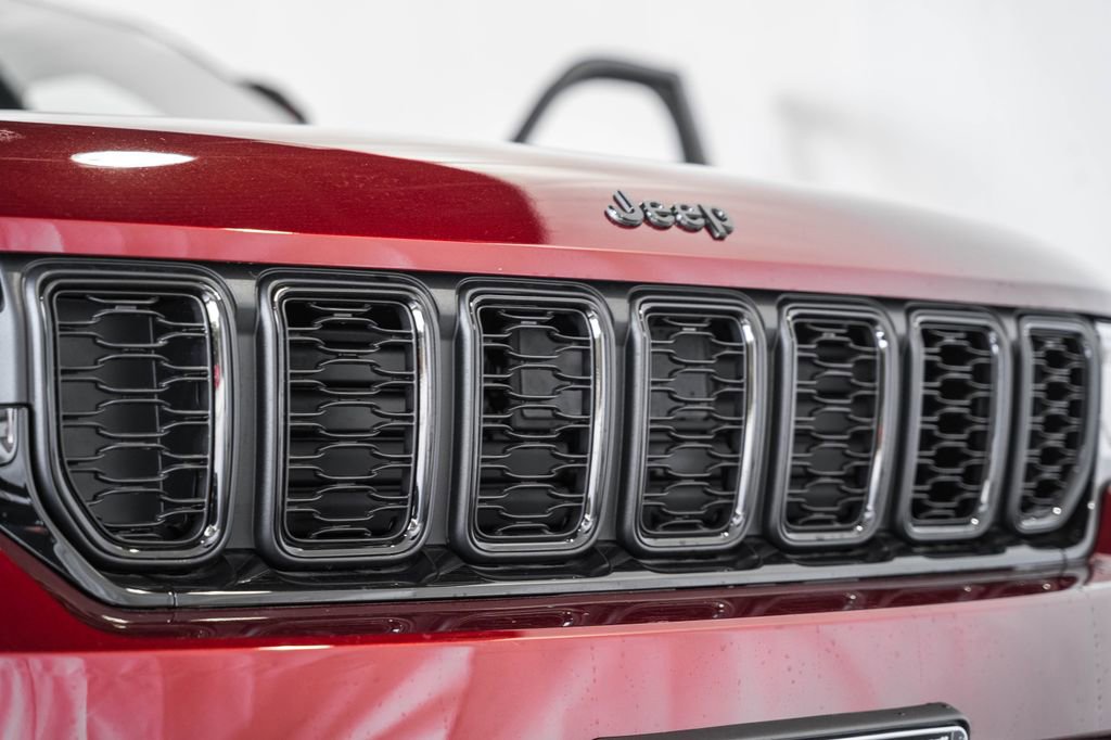 New 2025 Jeep Grand Cherokee Altitude image 11