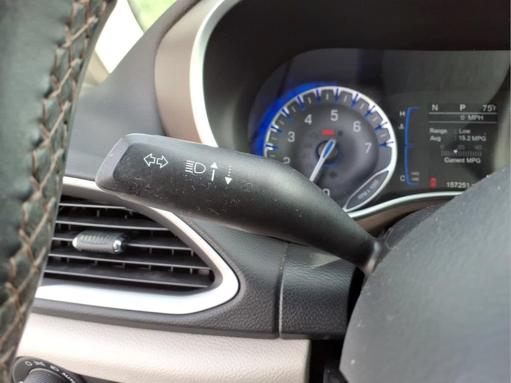 Used 2017 Chrysler Pacifica Touring-L w/ Tire & Wheel Group FWD image 24