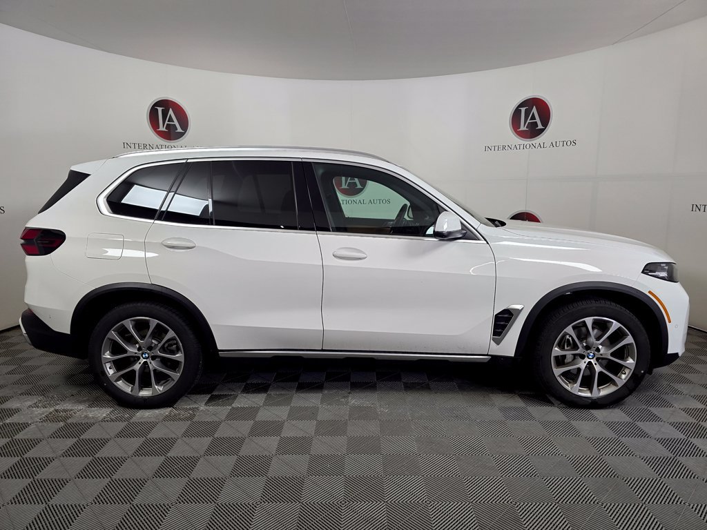 Used 2024 BMW X5 xDrive40i w/ Parking Assistance Package AWD/4WD image 3