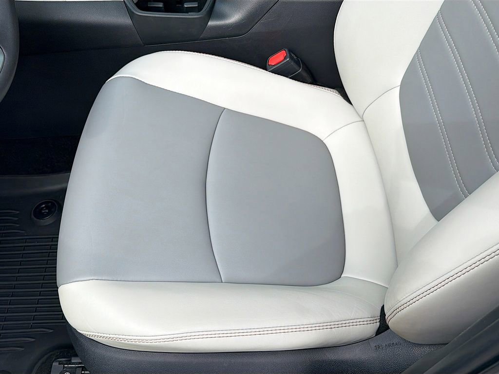 Used 2022 Toyota RAV4 XLE Premium image 18