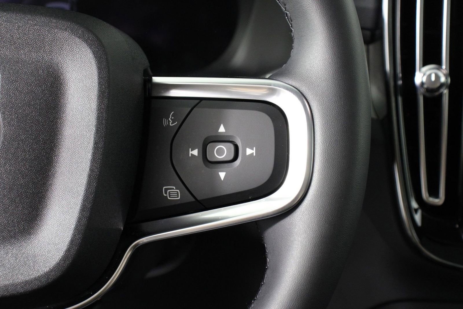 Used 2023 Volvo XC40 B5 Ultimate w/ Climate Package AWD/4WD image 11