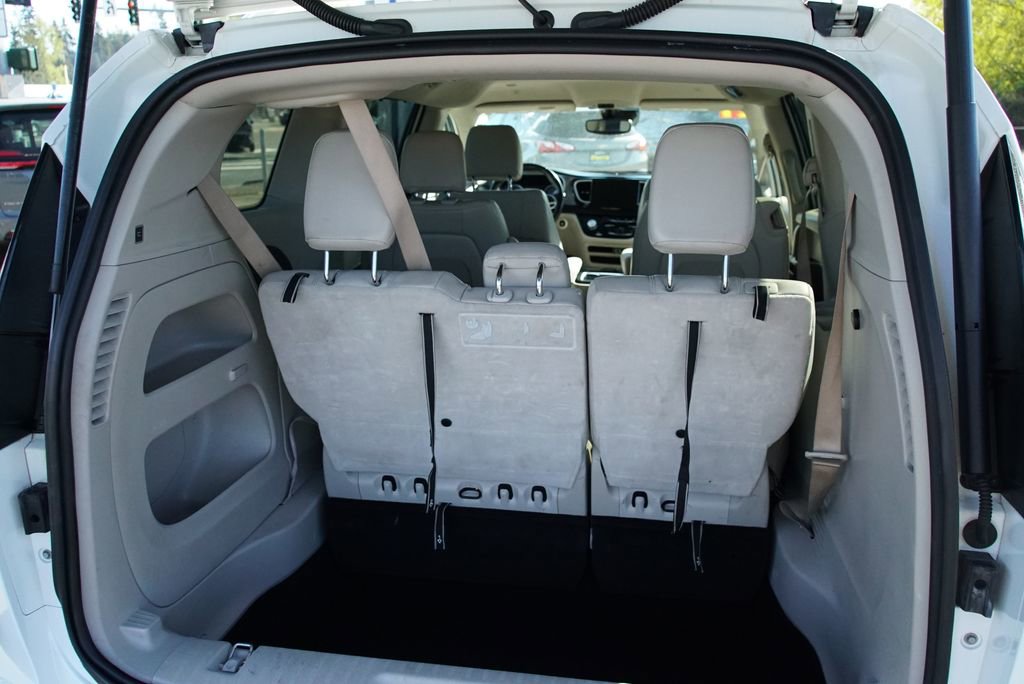 Used 2021 Chrysler Pacifica Touring-L FWD image 21