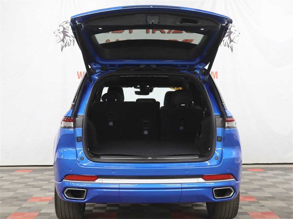 Used 2023 Jeep Grand Cherokee Summit AWD/4WD image 5