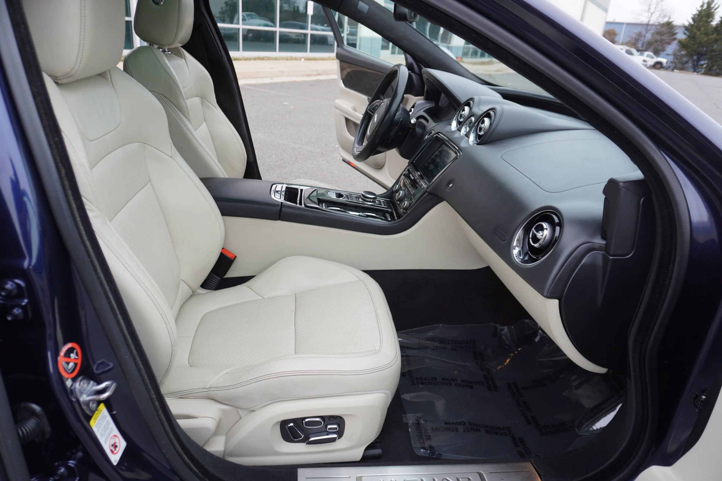 Used 2015 Jaguar XJ image 10